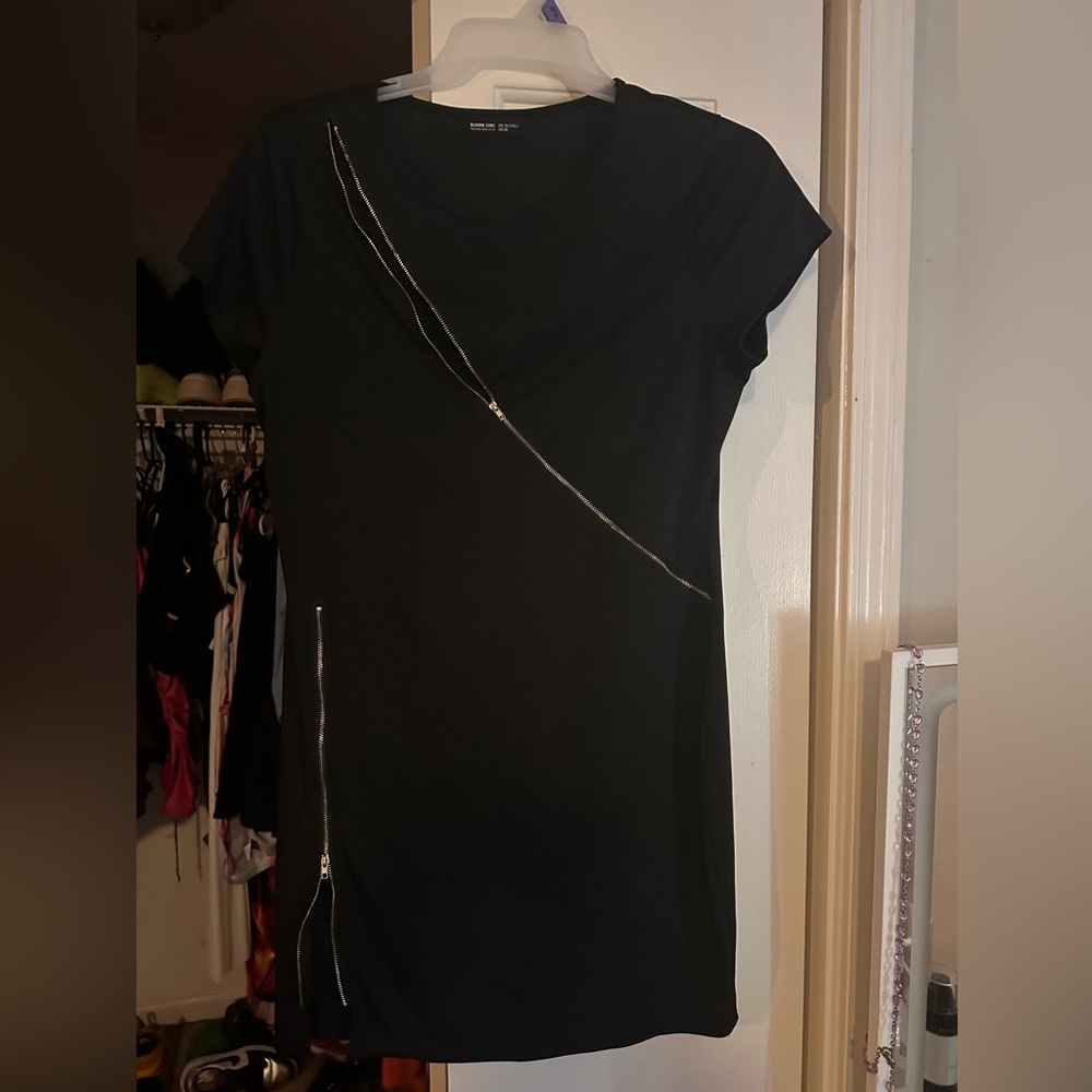 Elegant Black Dress with Zipper Detail